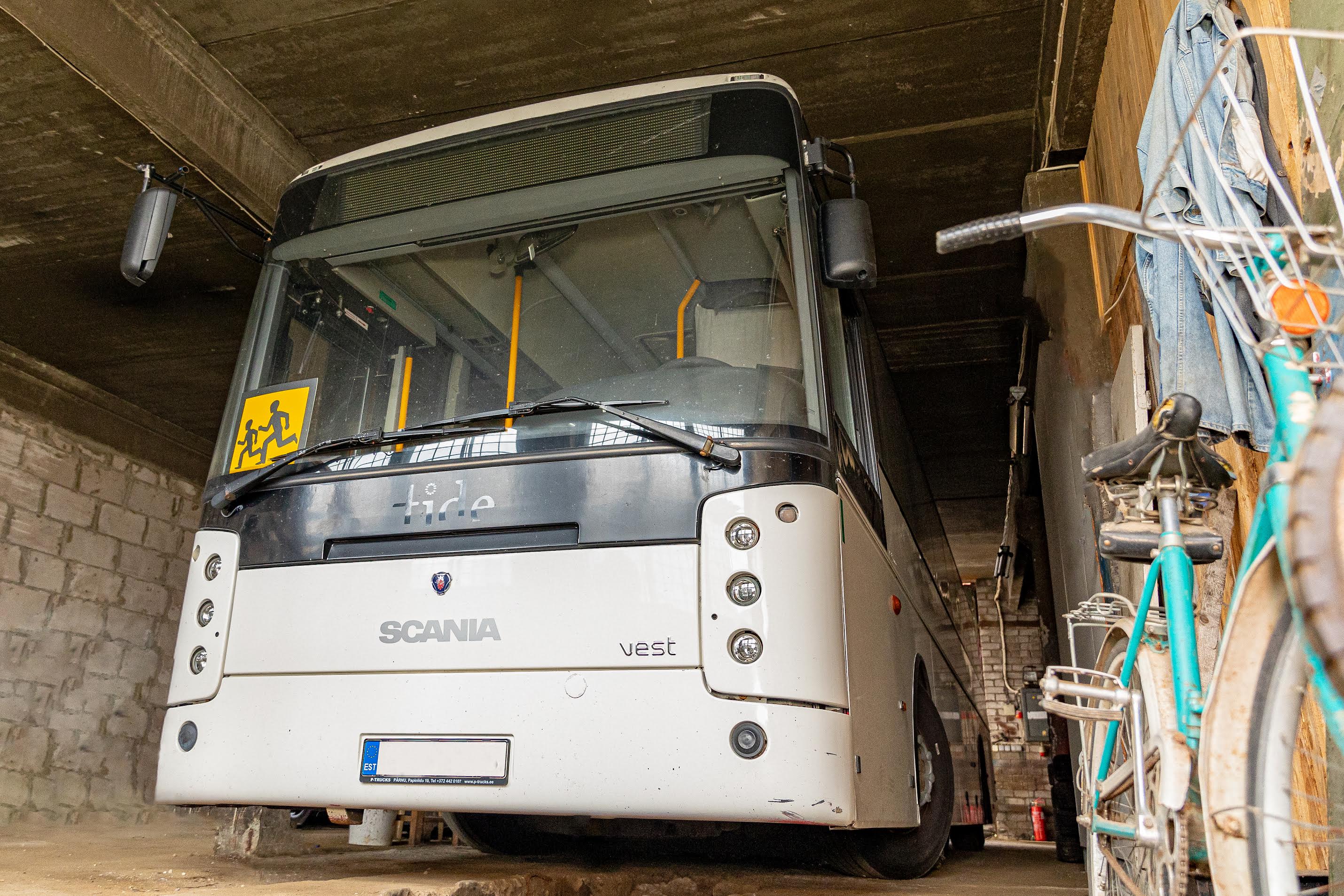 Kaheksa aastat Rõuge õpilasi vedanud bussile ei leitud 2023. aasta sügisest enam kasutust ja see pandi esialgu oksjonile. Oktoobris otsustati buss kinkida Ukraina sõprusomavalitsusele. Fotod: Aigar Nagel